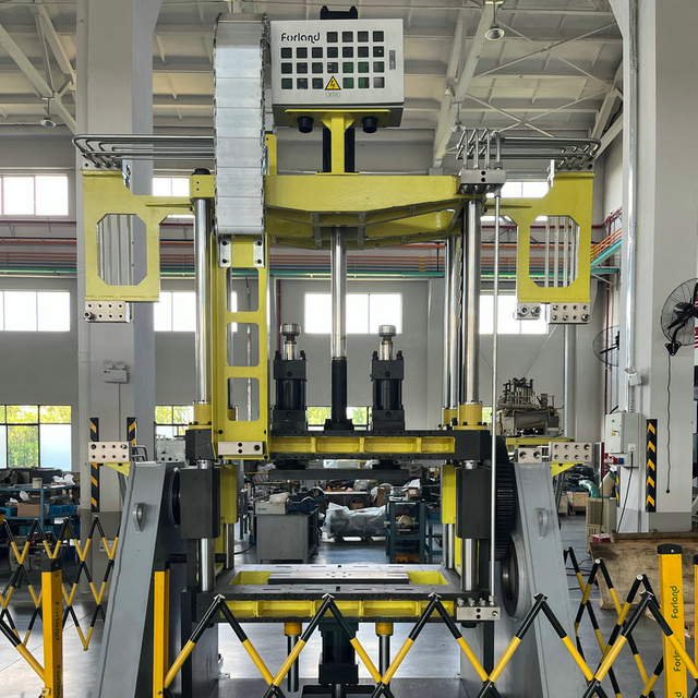 Unidad de fundici&oacute;n a presi&oacute;n por gravedad inclinable