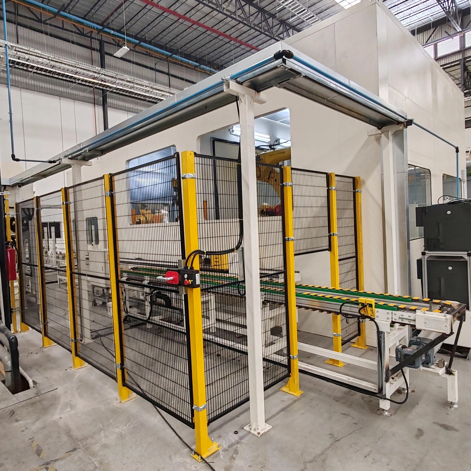M&aacute;quina cortadora de puertas para moldeo por inyecci&oacute;n